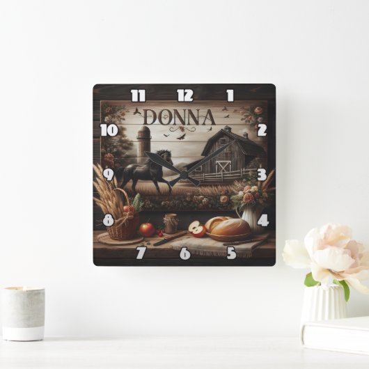 Zwart paard in de buurt van boerderij en rustieke vierkante klok (Huis)