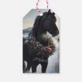 Zwart paard in de sneeuw met kerstkrans cadeaulabel (Voorkant)