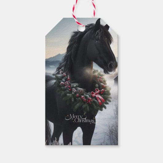 Zwart paard in de sneeuw met kerstkrans cadeaulabel (Voorkant)