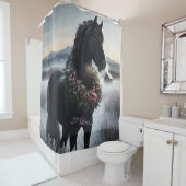 Zwart paard in de sneeuw met kerstkrans douchegordijn (In situ)