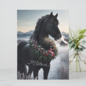 Zwart paard in de sneeuw met kerstkrans feestdagenkaart (Staand voorkant)