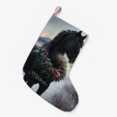 Zwart paard in de sneeuw met kerstkrans kleine kerstsok (Voorkant (Hangend))