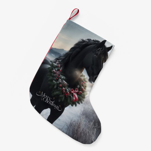 Zwart paard in de sneeuw met kerstkrans kleine kerstsok (Voorkant (Hangend))