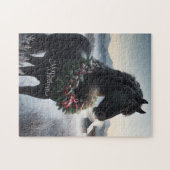 Zwart paard in de sneeuw met kerstkrans legpuzzel (Horizontaal)