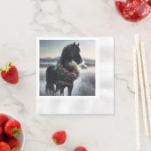 Zwart paard in de sneeuw met kerstkrans servet (Insitu)