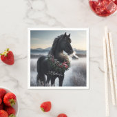 Zwart paard in de sneeuw met kerstkrans servet (Insitu)