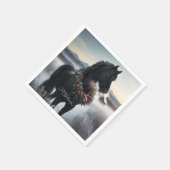 Zwart paard in de sneeuw met kerstkrans servet (Hoek)