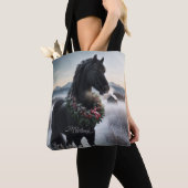 Zwart paard in de sneeuw met kerstkrans tote bag (Dichtbij)