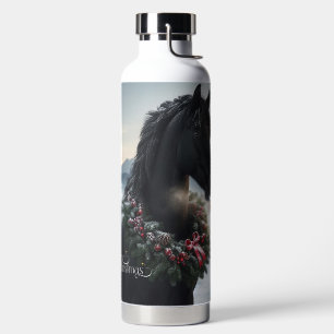 Zwart paard in de sneeuw met kerstkrans waterfles
