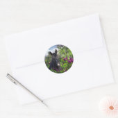 Zwart paard in lilacs ronde sticker (Envelop)