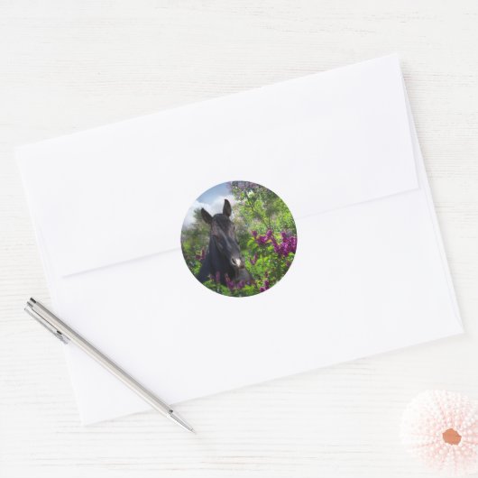 Zwart paard in lilacs ronde sticker (Envelop)