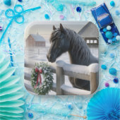 Zwart paard met een besneeuwde kerstkrans papieren bordje (Feest)