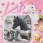 Zwart paard met een besneeuwde kerstkrans papieren bordje (Feest)