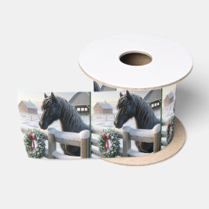 Zwart paard met een besneeuwde kerstkrans satijnen lint