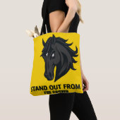 Zwart paard met tekst onderscheiden zich van de me tote bag (Dichtbij)