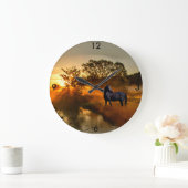 Zwart paard tegen zonsopgang of zonsondergang grote klok (Huis)