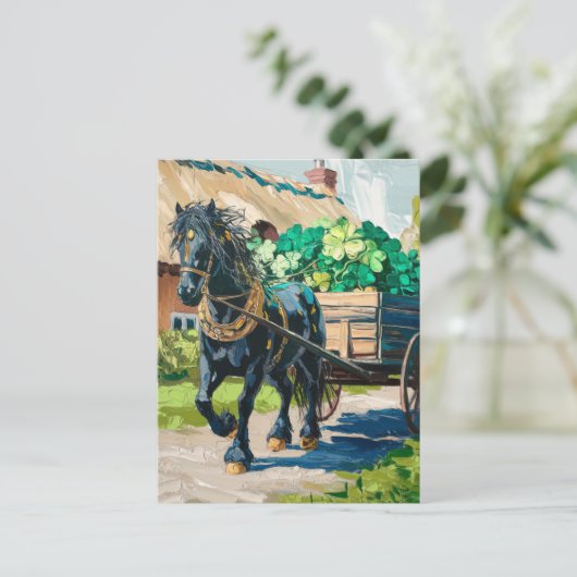Zwart paard trekt een lading Shamrocks Briefkaart (Staand voorkant)