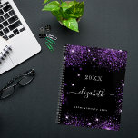 Zwart paars glitter-stofnaamscript 2023 planner<br><div class="desc">Zwarte achtergrond, witte tekst. Gedemoreerd met paars faux glitter stof. Pas een jaar, uw voornaam en een titel aan en voeg deze toe. De naam wordt geschreven met een modern handgeschreven stijlmanuscript met swashes. Om de spoelbeurten te houden schrap slechts de steekproefnaam, verlaat de ruimten of emoji's voor en na...</div>