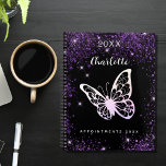 Zwart paars glitter-vlindernaamscript planner<br><div class="desc">Zwarte achtergrond,  witte tekst. Gedemoreerd met paarse faux glitter,  sparkles en een grote vlinder. Pas een jaar,  jouw naam en een titel aan en voeg deze toe. De naam wordt geschreven met een modern handgeschreven stijlmanuscript met letters.</div>