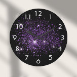 Zwart paars glitterstof grote klok<br><div class="desc">Een zwarte achtergrond van een kikkervis,  versierd met paars faux glitter stof. Witte cijfers.</div>