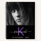 Zwart paarse foto naam monogram script notitieboek (Voorkant)