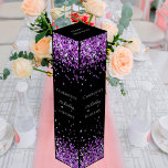 Zwart paarse glitter elegante verjaardag wijn<br><div class="desc">Een klassieke zwarte achtergrond. Versierd met paarse faux glitter. Personaliseer en voeg een naam,  leeftijd en datum toe.</div>