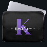 Zwart-Paarse-scriptmonogram Laptop Sleeve<br><div class="desc">Deze eenvoudige,  elegante zwarte 13-inch laptophoes met uw voornaam in een trendy scriptlettertype in het wit en uw eerste initiaal in een modern petten lettertype in het paarse is ideaal voor u. Het is stijlvol en trendy en toch zeer klassiek. Het is uniek - net als jij!</div>