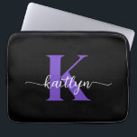 Zwart-Paarse-scriptmonogram Laptop Sleeve<br><div class="desc">Deze eenvoudige, elegante zwarte 13-inch laptophoes met uw voornaam in een trendy scriptlettertype in het wit en uw eerste initiaal in een modern petten lettertype in het paarse is ideaal voor u. Het is stijlvol en trendy en toch zeer klassiek. Het is uniek - net als jij!</div>