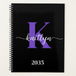 Zwart-Paarse-scriptmonogram Planner<br><div class="desc">Deze eenvoudige, elegante zwarte 8, 5 x 11 soft planner met je voornaam in een trendy script lettertype in het wit en je eerste initiaal in een modern petten lettertype in het paarse is ideaal voor jou. Het is stijlvol en trendy en toch zeer klassiek. Het maakt het houden van...</div>