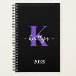 Zwart-Paarse-scriptmonogram Planner<br><div class="desc">Deze eenvoudige, elegante zwarte 5, 5 x 8, 5 soft planner met je voornaam in een trendy scriptlettertype in het wit en je eerste initiaal in een modern petten lettertype in het paarse is ideaal voor jou. Het is stijlvol en trendy en toch zeer klassiek. Het maakt het houden van...</div>