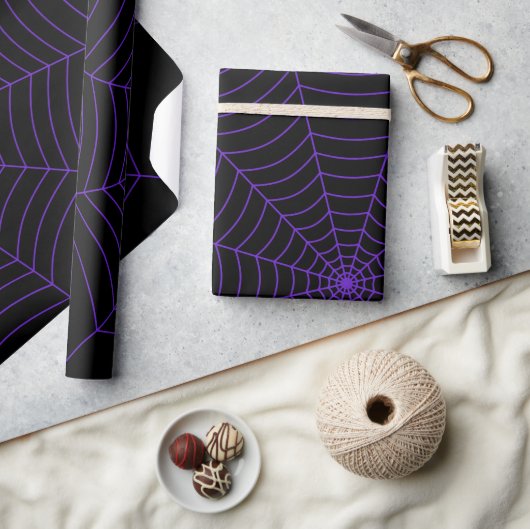 Zwart paarse spinnenweb Halloween patroon Cadeaupapier (Crafts)