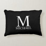 Zwart persoonlijk monogram en naam accent kussen<br><div class="desc">De gepersonaliseerde Monogram en de Gift van de Naam kenmerkt gepersonaliseerde monogram en naam in witte klassieke serif doopvontstijl op zwarte achtergrond. Perfect als vakantiecadeau,  gezinshereniging voor mensen,  cadeautje voor het huishouden,  huwelijkscadeau en cadeau voor speciale gelegenheden.</div>