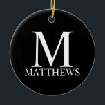 Zwart persoonlijk monogram en naam keramisch ornament<br><div class="desc">De gepersonaliseerde Monogram en de Gift van de Naam kenmerkt gepersonaliseerde monogram en naam in witte klassieke serif doopvontstijl op zwarte achtergrond. Ideaal voor vakantie,  gezinshereniging en speciale gelegenheden.</div>
