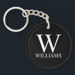 Zwart persoonlijk monogram en naam sleutelhanger<br><div class="desc">De gepersonaliseerde Monogram en de Gift van de Naam kenmerkt gepersonaliseerde monogram en naam in witte klassieke serif doopvontstijl op zwarte achtergrond. Ideaal voor vakantie, gezinshereniging en voor speciale gelegenheden.</div>