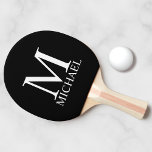 Zwart persoonlijk monogram en naam tafeltennisbatje<br><div class="desc">De gepersonaliseerde Monogram en de Gift van de Naam kenmerkt gepersonaliseerde monogram en naam in witte klassieke serif doopvontstijl op zwarte achtergrond. Perfect als vakantiecadeau,  vaderdag cadeau voor vader en cadeau voor speciale gelegenheden.</div>