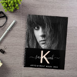 Zwart perzik foto monogram 2025 planner<br><div class="desc">Een chique zwarte achtergrond. Personaliseer en voeg je eigen foto, een naam, monogram letter en een jaar toe. De naam is geschreven in wit met een groot modern handgeschreven stijlscript met swashes. Perzikkleurige monogramletter. Voor school, werk of je dagelijks leven. Om de swashes alleen te laten verwijderen, laat u de...</div>