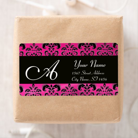 ZWART PINK FUCHSIA DAMASK, AMETHYST MONOGRAM ETIKET (Insitu)
