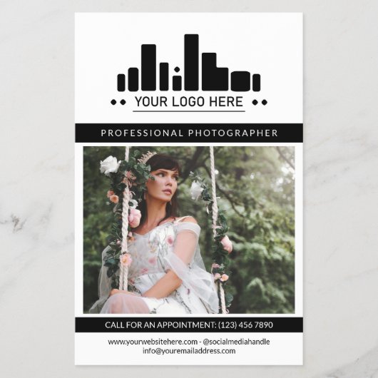 Zwart Professionele Fotograaf Logo Grote Foto Flyer (Voorkant)