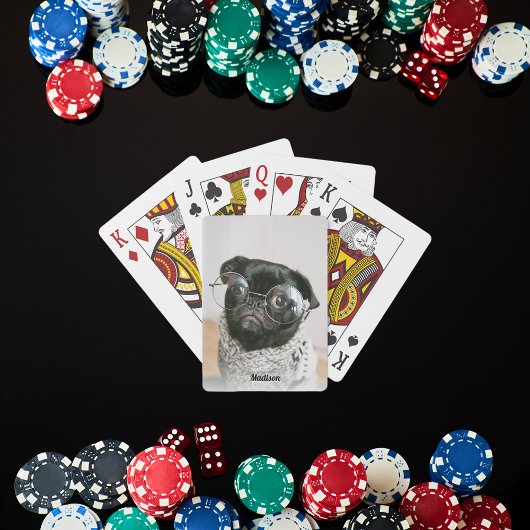 Zwart Pug Draag een bril Pokerkaarten