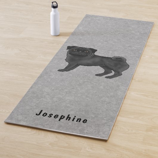 Zwart Pug Schattige Cartoon Dog Met Custom Name Bl Yogamat (In situ)