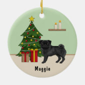 Zwart Pug Schattige Cartoon Dog Met Een Kerstboom Keramisch Ornament (Achterkant)