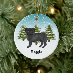 Zwart Pug Schattige Cartoon Dog Snowy Winter Fores Keramisch Ornament