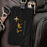 Zwart reizen bagagelabel met naam<br><div class="desc">Een mooi en zwart bagage-label gepersonaliseerd met uw eigen initialen en naam, met het afbeelding van de wereldkaart en een vliegtuig. Een bagagelabel met een naam is belangrijk om verschillende praktische redenen tijdens het reizen. Ten eerste dient het als een snelle en eenvoudige manier om uw bagage te identificeren tussen...</div>
