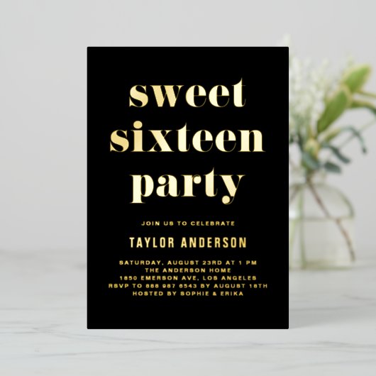 Zwart Retro Bold Typografie Sweet 16 Verjaardag Folie Uitnodiging (Staand Voorkant)