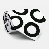 Zwart ringpatroon op wit stropdas (Opgerold)
