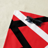 Zwart, rood en wit grafisch strandlaken (In situ)