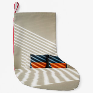 Zwart rood en witte vlekkeloos textiel op witte be kleine kerstsok