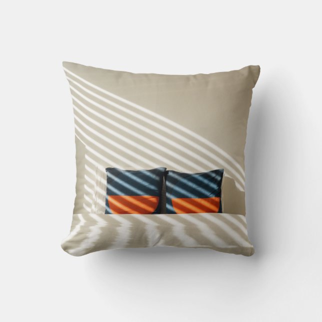 Zwart rood en witte vlekkeloos textiel op witte be kussen (Voorkant)