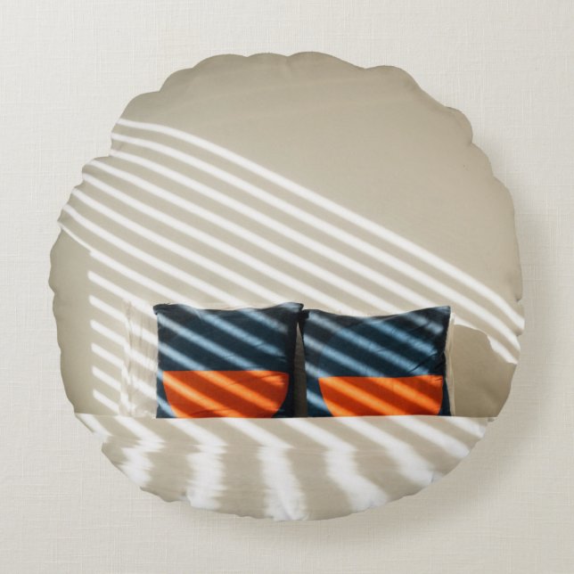 Zwart rood en witte vlekkeloos textiel op witte be rond kussen (Voorkant)