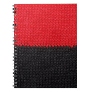 Zwart-rood gebreid: gestreepte close-up. notitieboek